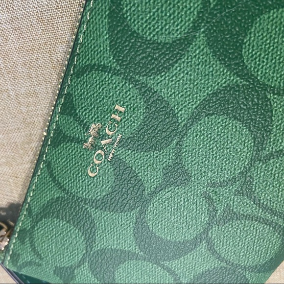 Coach green logo wristlet - Picture 3 of 7
